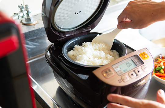 炊飯器からご飯を取る